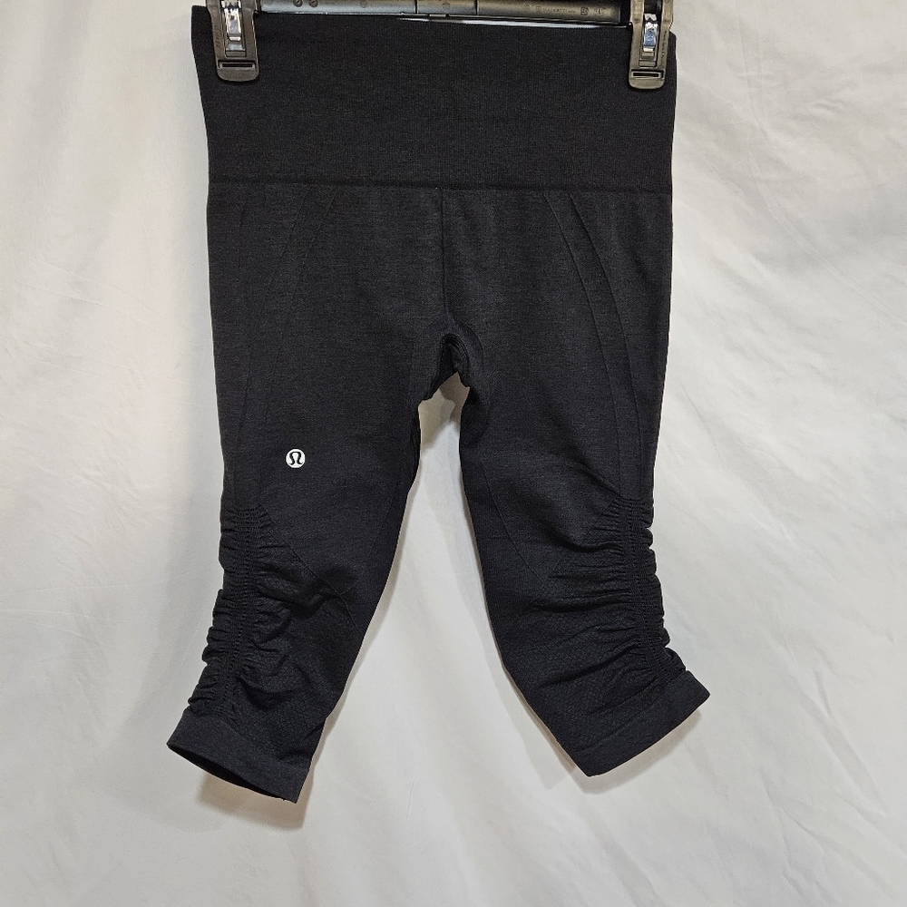 lululemon In The FlowBlack Mid Rise Pull On Activewear Cropped Leggings